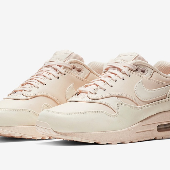 nike air max 1 lx glow in the dark